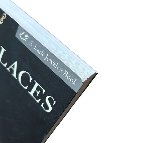 500 Necklaces: Contemporary Interpretations of a Timeless Form 1st Edition - Picture 4 of 5